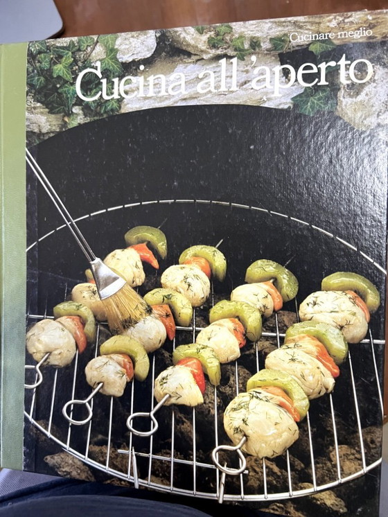 Image 1 of Lotto di 24 volumi di Cucinare meglio di Ermanno Conti, edizione tradotta, pubblicato da Arnoldo Mondadori nel 1983, in italiano