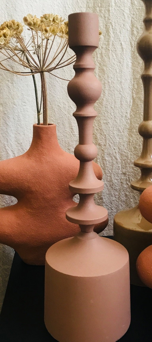 Wave-shaped candleholder