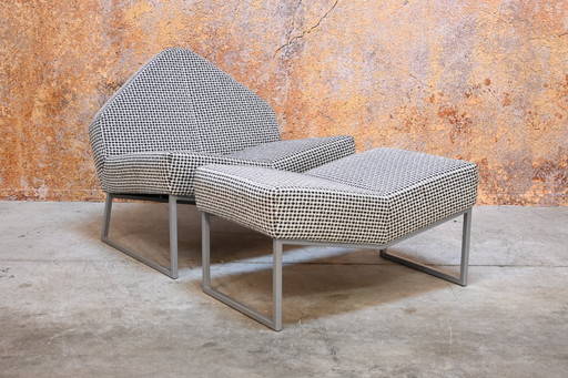 Sillón Leolux Wibber único en tela blanca y negra con otomana.