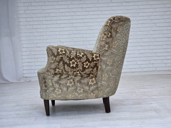 Image 1 of 1960er Jahre, dänischer Sessel, hellgrüner Möbelvelours, Beine aus Teakholz.