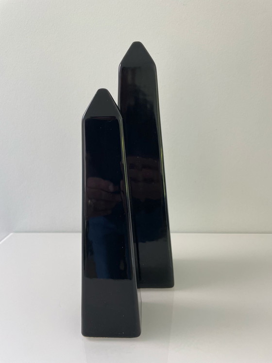 Image 1 of 1980er Jahre Satz von zwei Keramik-Obelisken, Memphis-Stil