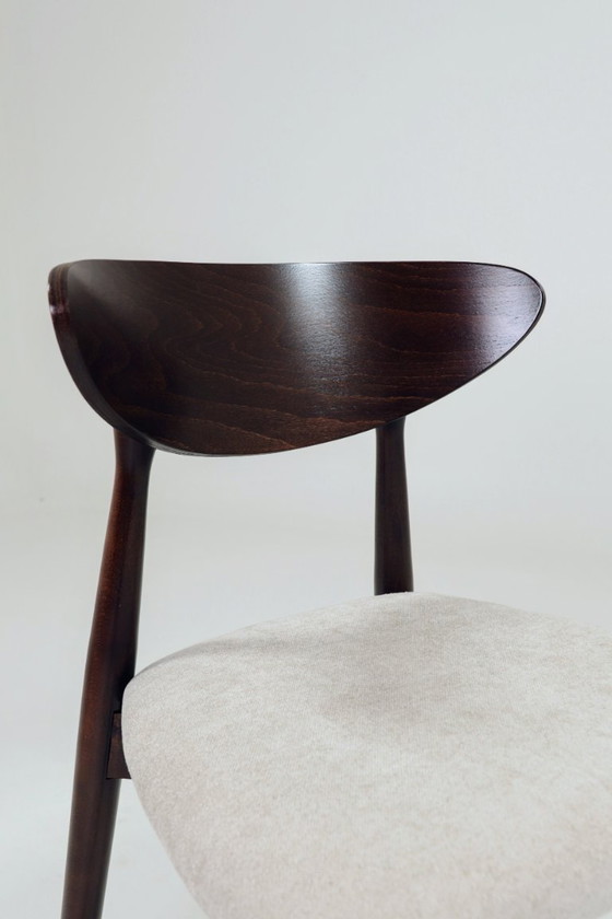 Image 1 of Moderne set van 6 eetkamerstoelen, ecru Farbic en donker walnoot beukenhout