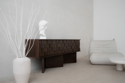La commode Noemi est brute, minimaliste et sans compromis dans sa forme.