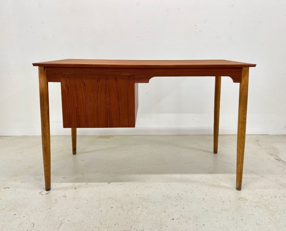Image 1 of Dänischer Petite Teak-Schreibtisch, 1950er Jahre.