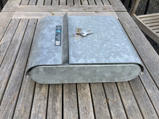 Lampas L17B Brievenbus en 62/400 GLS 75W Wandverlichting