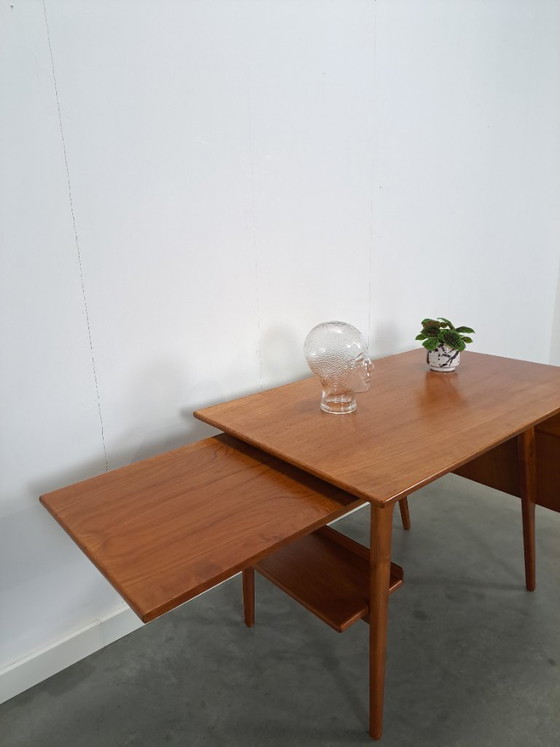 Image 1 of Teak vrijstaand partner bureau met schuine vormen, lades en extra uitschuifbaar werkblad