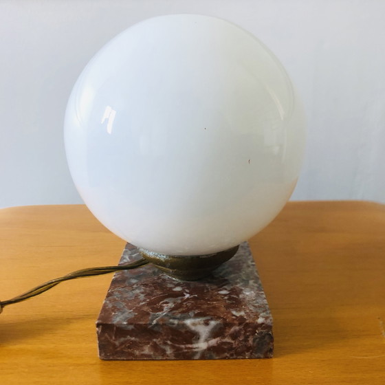 Image 1 of Lampe art déco globe en opaline et chien de chasse 