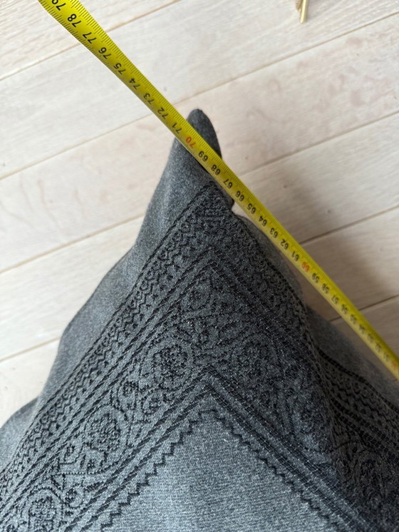 Image 1 of Großes graues Bodenkissen mit schwarzem Paisley-Rand