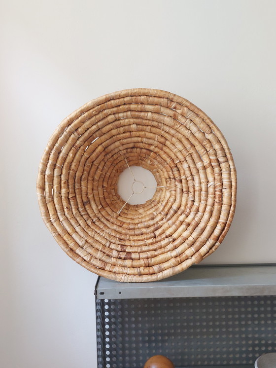 Image 1 of Lámpara de mimbre estilo bohemio con pantalla tejida excepcionalmente grande