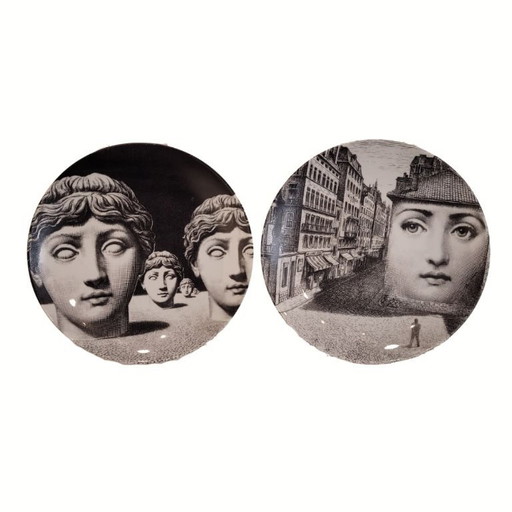 Paar porseleinen borden “Tema e Variazioni 223 en 205”, Fornasetti Milano, s. XX – Italië