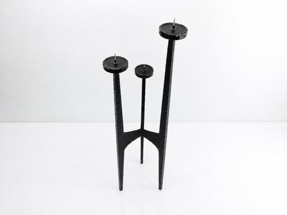 Grande lampadario brutalista a treppiede in ferro battuto martellato – Europa, circa 1960 – Portacandele (photo 3 of 10)