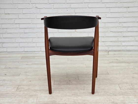 Image 1 of Fauteuil danois des années 1960. Bois de teck, similicuir noir.