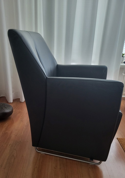 Fauteuil en cuir noir LEOLUX