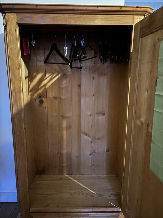 Image 1 of Antiker Kiefernschrank