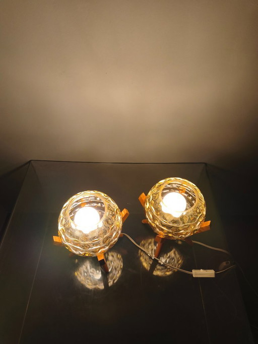 Een paar Tsjechische tafellampen uit de jaren 70, gemaakt van melkglas en groen keramiek.