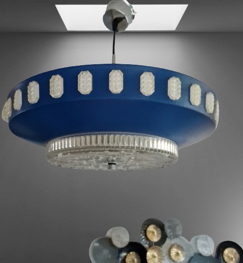 Lampada a sospensione blu in stile Space Age.