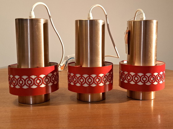 Image 1 of Ensemble de 3 suspensions Nettelhoff – Laiton et rouge – Style moderne du milieu du siècle, années 1960/70