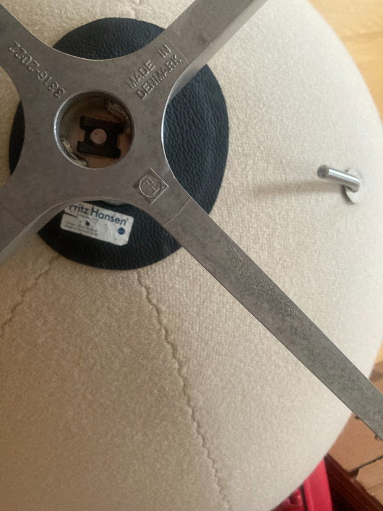 Image 1 of Poltrona Egg di Fritz Hansen con poggiapiedi; nuovo rivestimento Kvadrat.