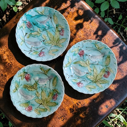 Trio di piatti in terracotta del XIX secolo con uccelli turchesi