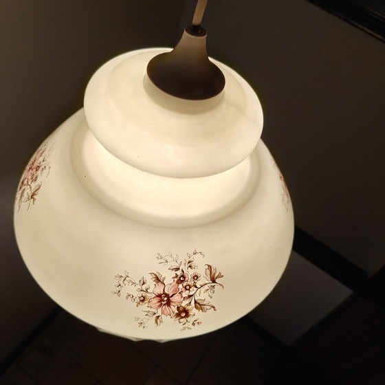 Image 1 of Suspension vintage en verre opalin à motif floral, style cottage des années 1970