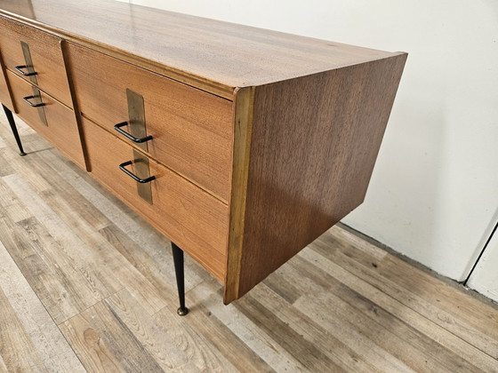 Image 1 of Notenhouten ladekast uit de jaren 60 met details van ijzer en messing.