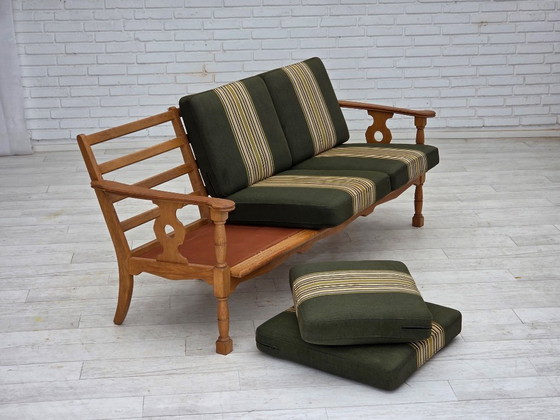 Image 1 of Deense driezitsbank uit de jaren 70, bekleed met groene meubelwol en gemaakt van massief eikenhout.