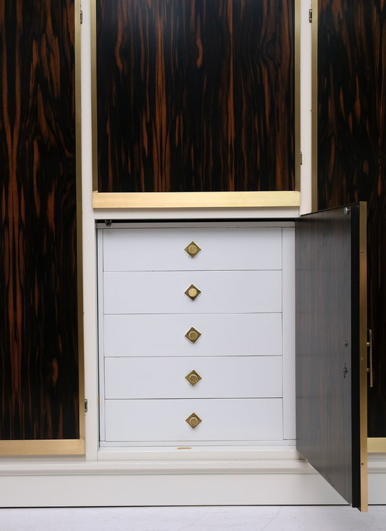 Image 1 of Armadio in ottone e noce di Luciano Frigerio, anni Settanta, della modernità di metà secolo.