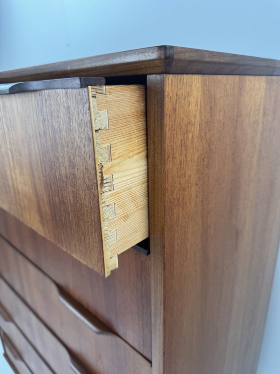 Image 1 of Dänische Teakholzkommode – Elegante Handwerkskunst der Mitte des 20. Jahrhunderts