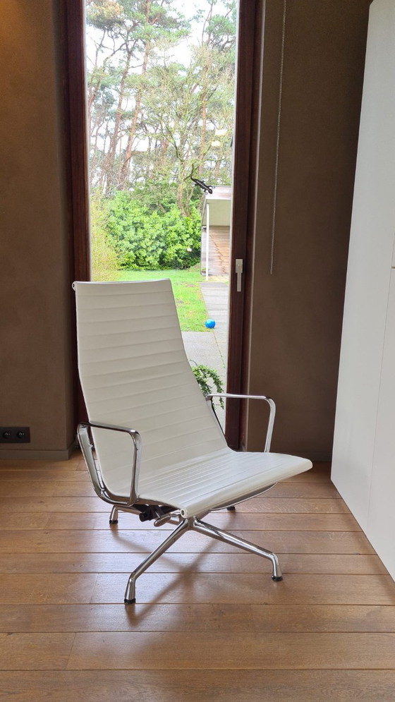 Image 1 of Vitra Aluminum Chair EA 124 - Snow Leather