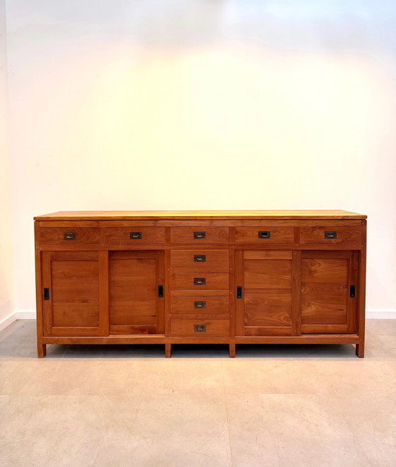 Großes Teakholz Sideboard mit Schiebetüren & Schubladen (photo 2 of 8)
