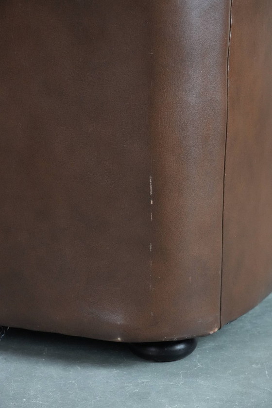 Image 1 of Sillón club Chesterfield de piel de vaca marrón de estilo inglés acabado con clavos decorativos