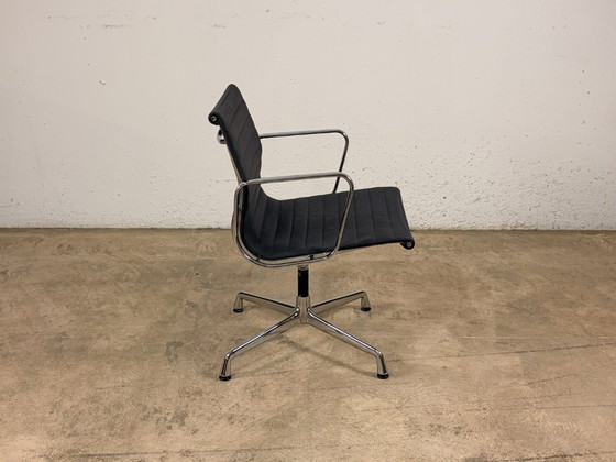 Image 1 of Sedia Vitra in alluminio EA 108, progettata da Charles e Ray Eames.