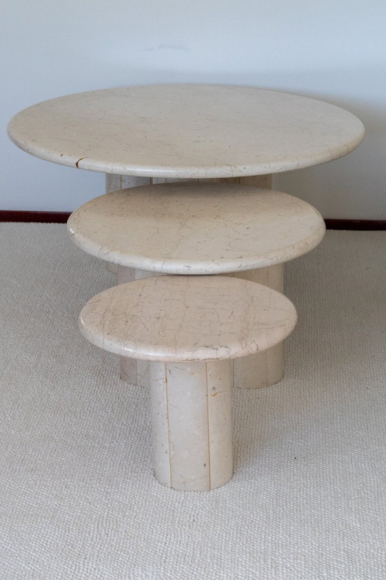 Tres Mesas auxiliares de travertino, Crema, Mid Century Modern (foto 3 de 7)