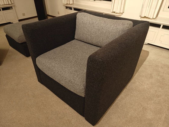 Zona de estar con sofá otomano y sillón Hay Hackey – Textile (photo 5 of 7)
