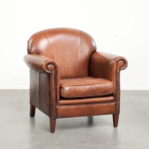 Sillón vintage de piel de oveja con asiento cómodo y acabado con clavos decorativos. – fauteuils, Leather