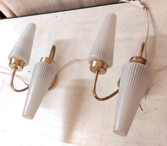 Image 1 of Applique asimmetriche in ottone con paralumi a tulipano opalini - anni '50/'60