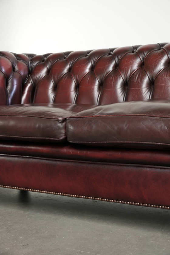 Sofá Chesterfield 2.5 plazas de cuero de buey rojo atemporal con una hermosa pátina – Sofás de 2 plazas (photo 12 of 13)