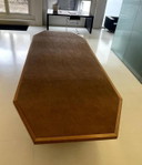 Amplia y elegante mesa de comedor o de sala de juntas