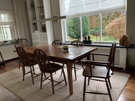 Table de salle à manger avec chaises