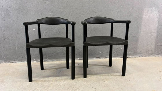 Image 1 of Een paar zwarte postmoderne fauteuils, van gegoten kunststof, jaren 80, Europa