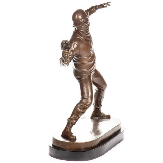 Image 1 of Statua in bronzo di Banksy lanciatore di fiori modello medio