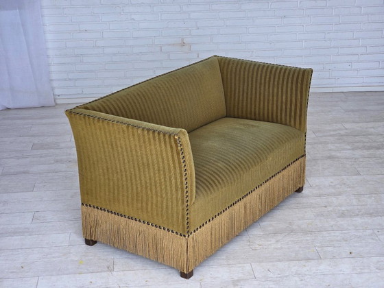 Image 1 of Dänisches 2-Sitzer-Sofa aus den 1970er Jahren, originaler grüner Möbelveloursbezug.