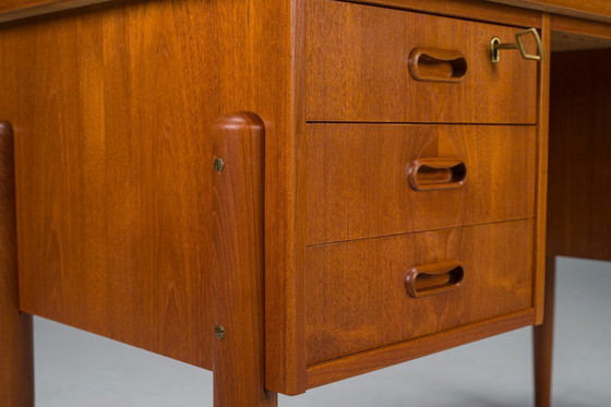 Image 1 of Kleiner dänischer Teakholz-Schreibtisch, Mid Century, 1970er Jahre