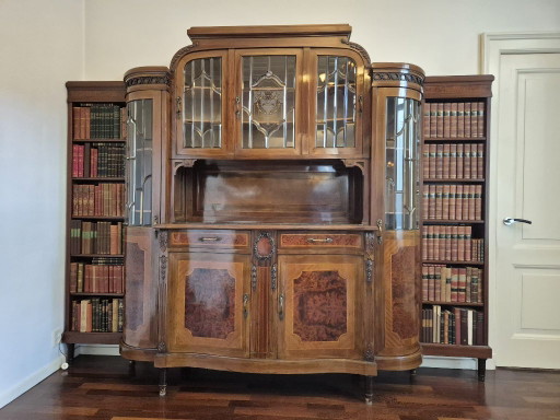 Monumentaler Schrank/Buffet im Jugendstil mit Bücherregalen (Nussbaum & Marmor) – buffetkasten, Glass, Marble