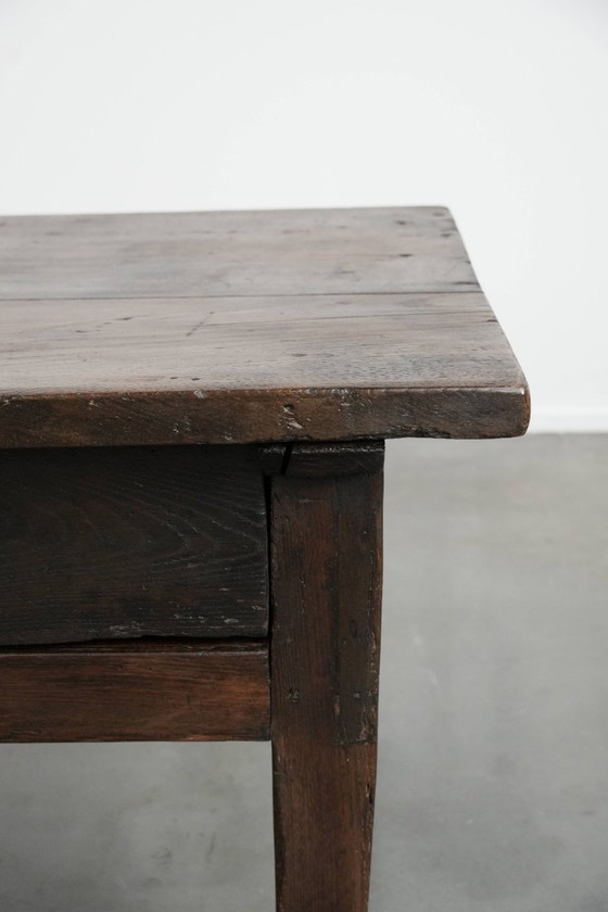 Image 1 of Mesa de centro antigua de madera de castaño del sur de Europa del siglo XVIII con dos cajones
