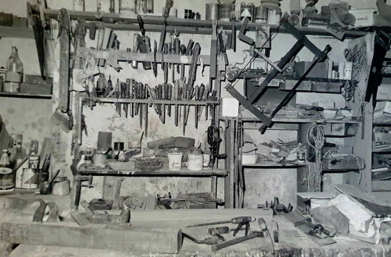Image 1 of TABLE DE CHEVET (×2) - Néo-Renaissance En Bois Massif Sculpté - Vente Lot Possible