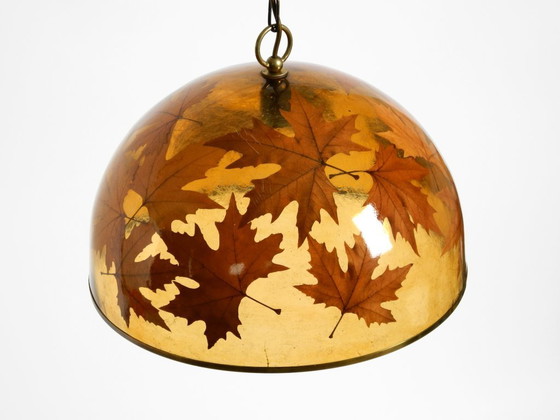 Image 1 of Rara e grande lampada a sospensione italiana degli anni '70 in resina con foglie d'acero incorporate.
