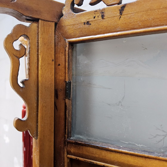 Image 1 of Lanterne/suspension chinoise vintage en bois avec panneaux de verre et scènes traditionnelles