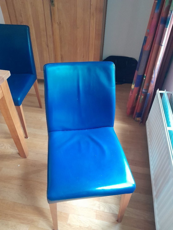 Image 1 of 6 Poltrona Frau eetkamerstoelen Liz, kobaltblauw leder en kersen kleurig Beuken onderstel