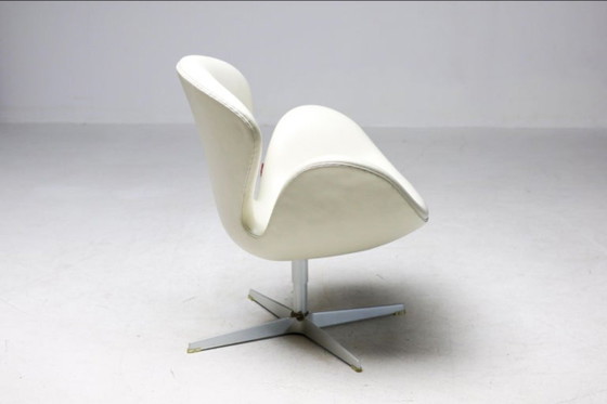 Image 1 of Silla Swan del 50.º aniversario, edición limitada